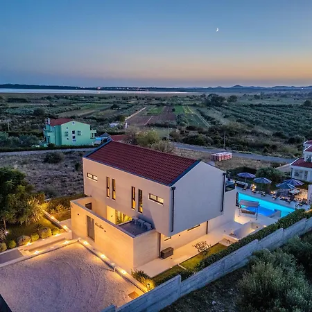 Beautiful Lara In With Pool Vila *