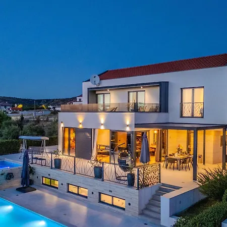 Beautiful Lara In With Pool