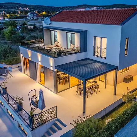 Beautiful Lara In With Pool