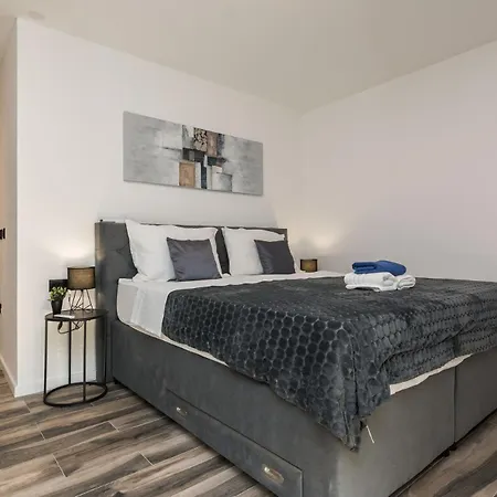 Beautiful Lara In With Pool Vila *