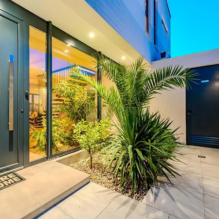 Beautiful Lara In With Pool *