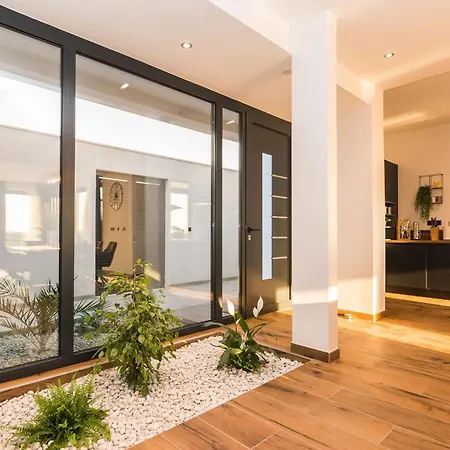 Beautiful Lara In With Pool *