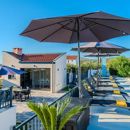 Beautiful Lara In With Pool *