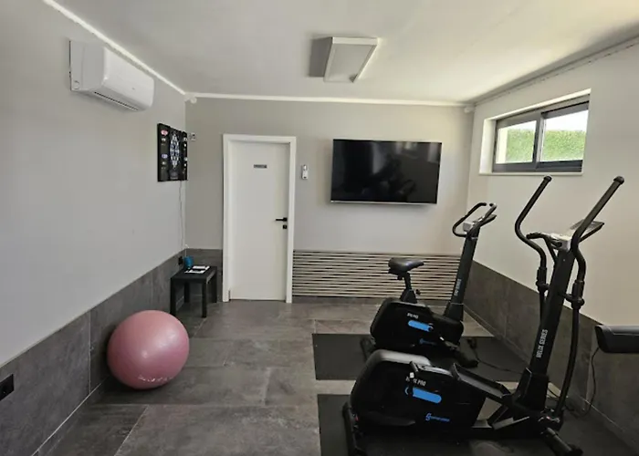 Beautiful Lara In With Pool *