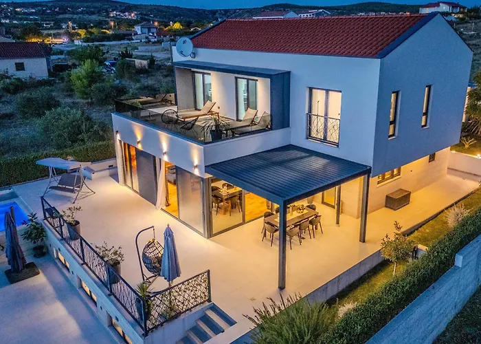 Beautiful Lara In With Pool