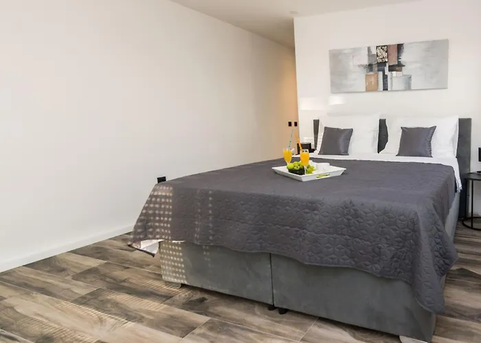 Beautiful Lara In With Pool *