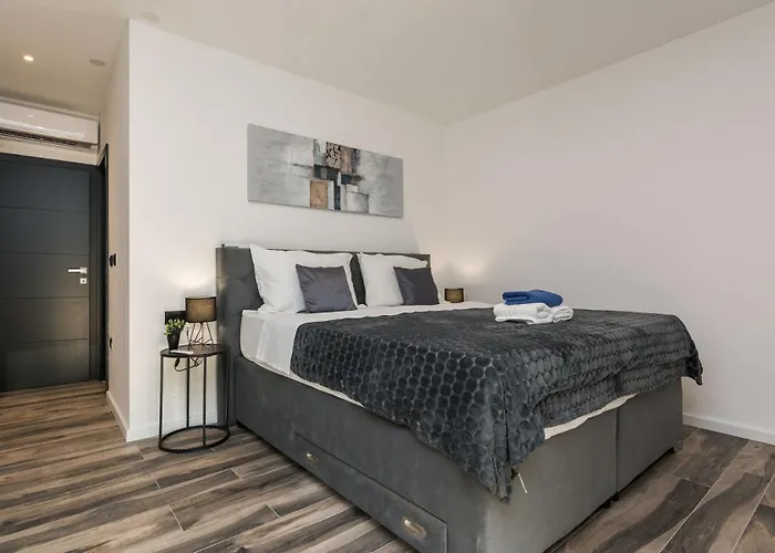 Beautiful Lara In With Pool Βίλα *