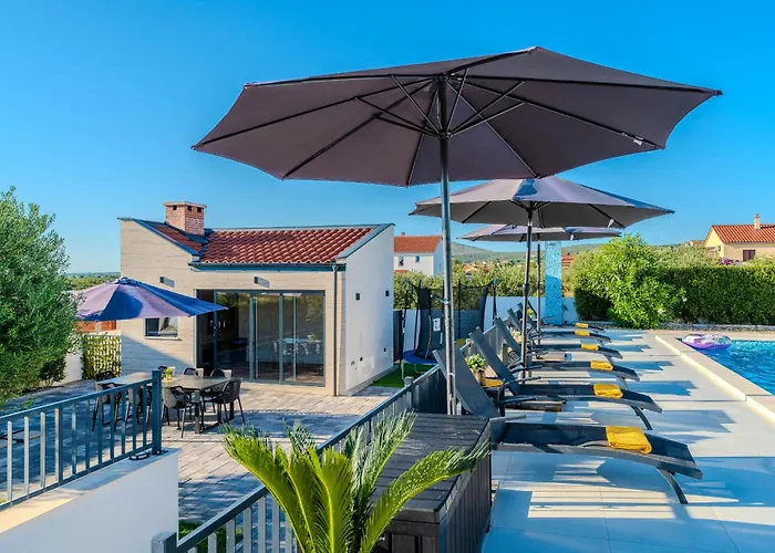 Beautiful Lara In With Pool *