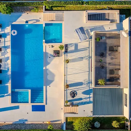Beautiful Lara In With Pool Villa