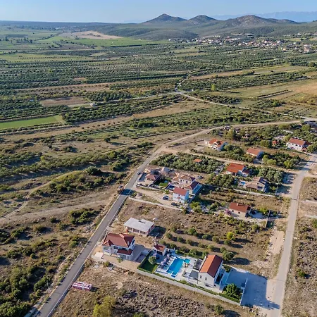 Beautiful Lara In With Pool 빌라