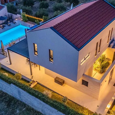 빌라 Beautiful Lara In With Pool