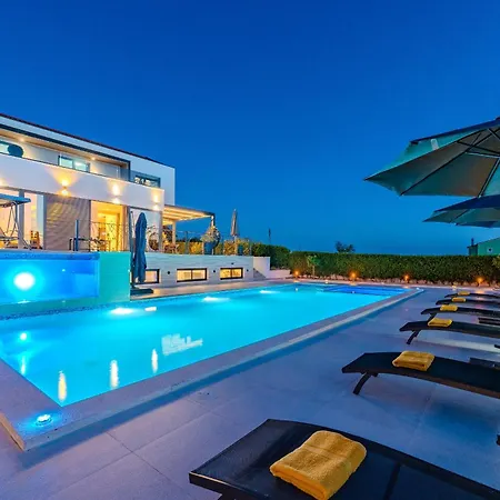 Beautiful Lara In With Pool Villa