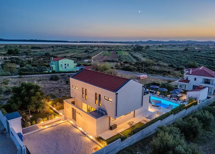 Beautiful Lara In With Pool 빌라 *