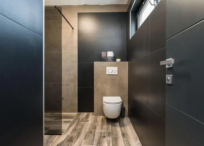 Beautiful Lara In With Pool *