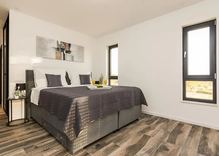 Beautiful Lara In With Pool 빌라