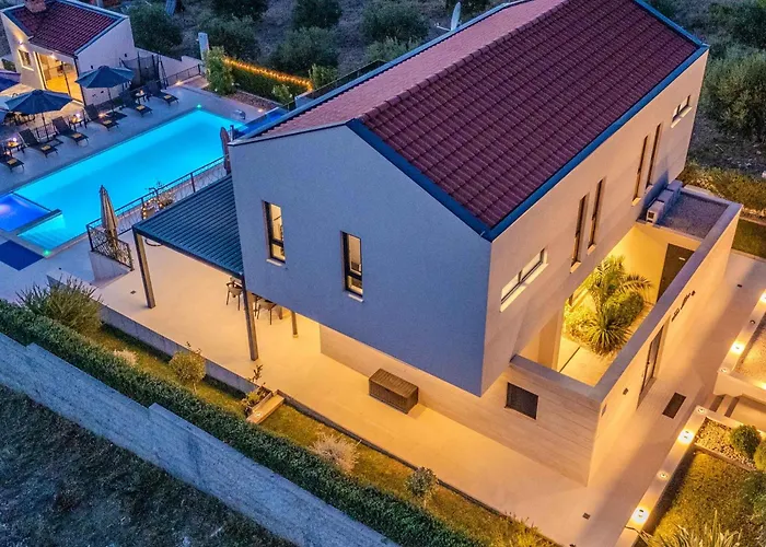 빌라 Beautiful Lara In With Pool