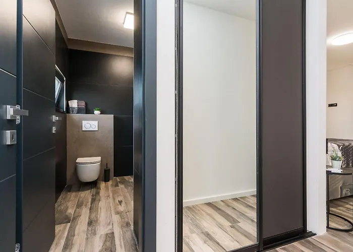 Beautiful Lara In With Pool *