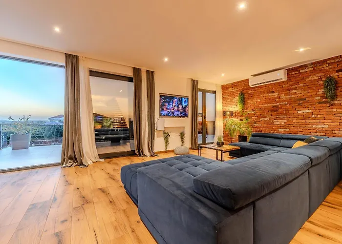 빌라 Beautiful Lara In With Pool