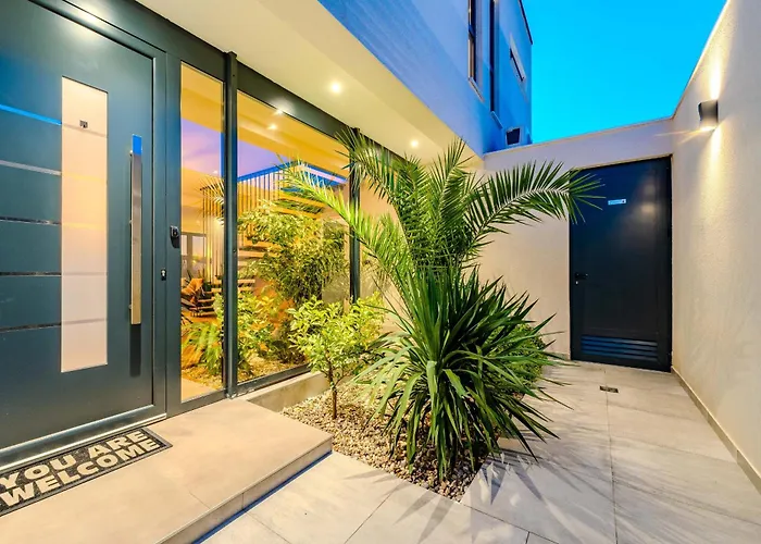 Beautiful Lara In With Pool *