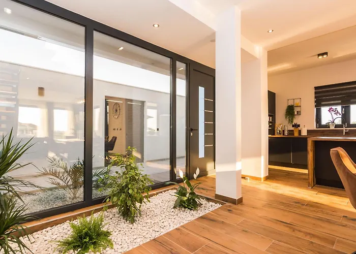 Beautiful Lara In With Pool *