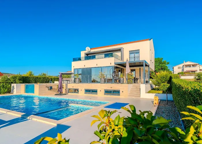 Beautiful Lara In With Pool *