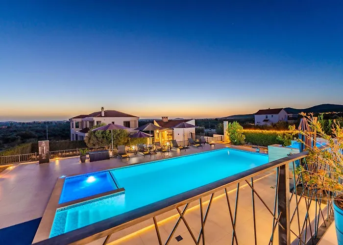 Beautiful Lara In With Pool 빌라