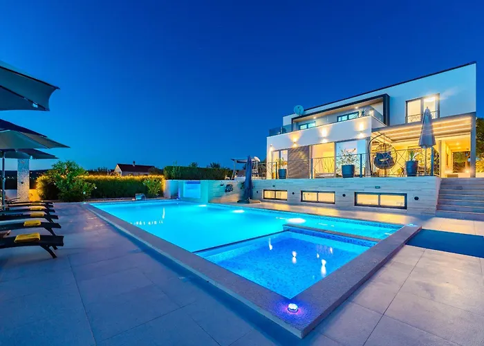 빌라 Beautiful Lara In With Pool *