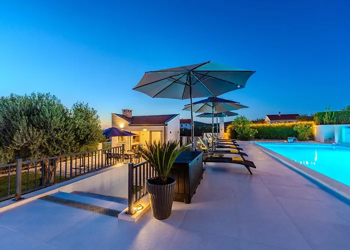 Beautiful Lara In With Pool *