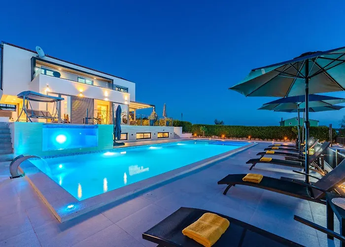 Beautiful Lara In With Pool 빌라