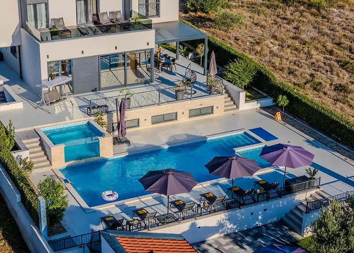 Beautiful Lara In With Pool 빌라